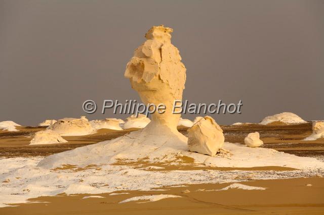 egypte desert libyque 34.JPG - Formation rocheuse dans le désert blancEgypte